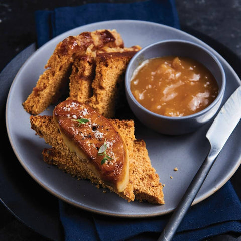 Slices of bread with Foie Gras and sauce arranged in a round plate, seen from above. 